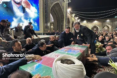استقبال زائران و مجاوران حرم امام‌رضا(ع) از پیکر شهید امیرعبداللهیان