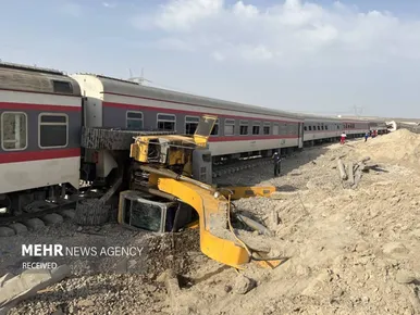 عکس‌هایی از خروج قطار مسافربری از ریل مسیر مشهد به یزد