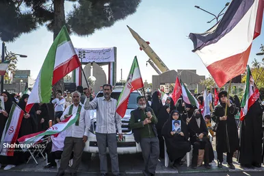 گزارش تصویری | تشکیل بزرگترین زنجیره انسانی جان فدا توسط مردم و دانشجویان مشهدی در دانشگاه فردوسی