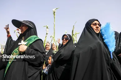 گزارش تصویری | آیین گلباران حرم امام‌رضا(ع) در نخستین روز دهه کرامت ۱۴۰۴