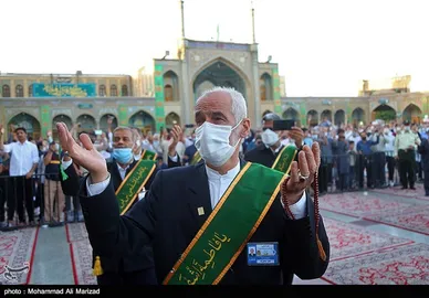 آیین تعویض پرچم گنبد حرم حضرت معصومه(س) و امام رضا (ع) به مناسبت آغاز دهه کرامت