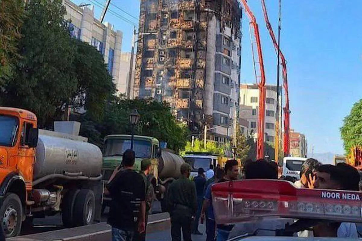 مهار آتش سهمگین ساختمان سیمان لار سبزوار با تلاش آتش‌نشانان فرودگاهی