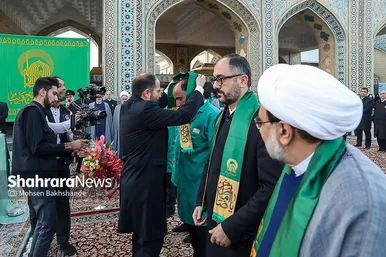 عکس‌هایی از مراسم تعویض پرچم گنبد حرم امام رضا (ع) (۱۷ شهریور ۱۴۰۳)