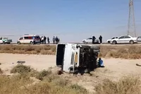 انحراف یک دستگاه مینی‌بوس در آبادان، ۲۴ مصدوم بر جای گذاشت