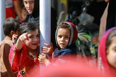 هلال احمر ایران در کنار زلزله زدگان افغانستانی