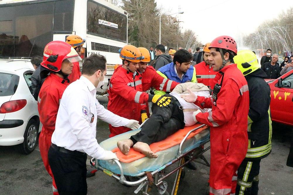 امدادرسانی آتش‌نشانان به مصدوم سانحه برخورد ۲۰۶ با اتوبوس در مشهد+تصاویر