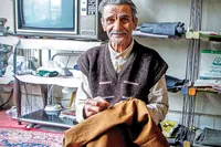 «ضرابی» قدیمی‌ترین رفوگر مشهد است که در حرفه‌اش بازمانده‌ای ندارد