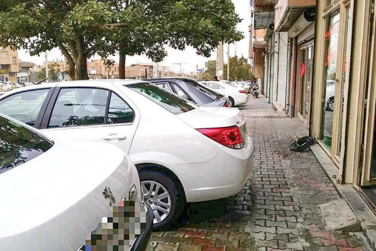 پیاده‌رو یا پارکینگ