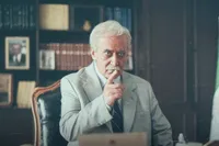 نقد و بررسی بازی «محسن قصابیان» در سریال «کلاغ»
