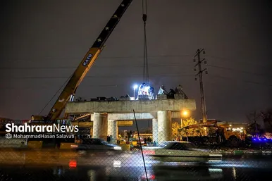 اجرای عملیات تیرگذاری دوربرگردان شهید میرزایی مشهد زیر باران پاییزی