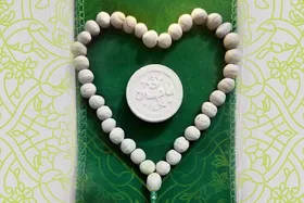 رعایت ادب، نخستین قدم برای خوب نماز خواندن | فکر کن آمده&zwnj;ای میهمانی