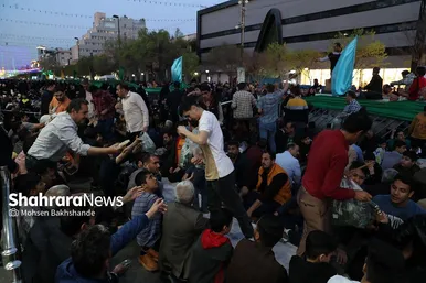 عکس| سفره افطار ۶ کیلومتری مشهدی‌ها در شب میلاد امام حسن مجتبی(ع)