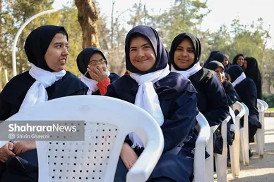 گزارش تصویری | کاشت درخت توسط دانش‌آموزان مدارس استثنایی مشهد