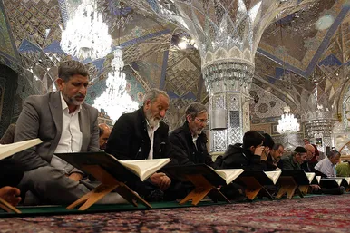 جزء خوانی قرآن در حرم امام رضا (ع)