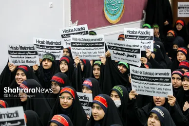 گزارش تصویری | حمایت دانش‌آموزان مشهدی از دختران محجبه جمهوری آذربایجان (۲۲ مهر ۱۴۰۵)