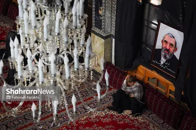 در حسینیه هرکسی کنجی برای خود دارد، جایی که سال‌هاست مأمن اوست