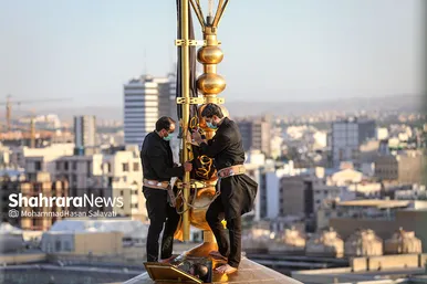 اهتزاز پرچم عزای حسینی بر فراز گنبد حرم رضوی