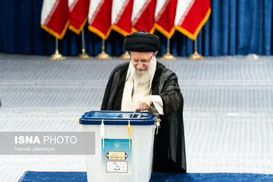 عکس‌هایی از حضور رهبر معظم انقلاب در شعبه اخذ رأی چهاردهمین انتخابات ریاست‌جمهوری