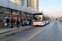 سرویس‌دهی رایگان ناوگان اتوبوسرانی مشهد در خطوط منتهی به حرم مطهر رضوی در روز پدر (۱۳ دی ۱۴۰۴)