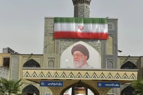 نصب چهار دیوارنگاره مفهومی به مناسبت آیین تدفین رهبر شهید در حرم امام رضا (ع)