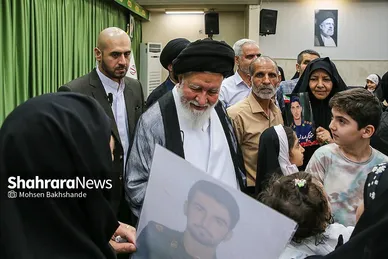 گزارش تصویری | دیدار آیت الله علم الهدی با خانواده شهدای هوافضای سپاه در جنگ ۱۲ روزه