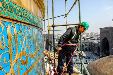 شست و شوی گنبد منور رضوی در آستانه سال نو و ماه مبارک رمضان