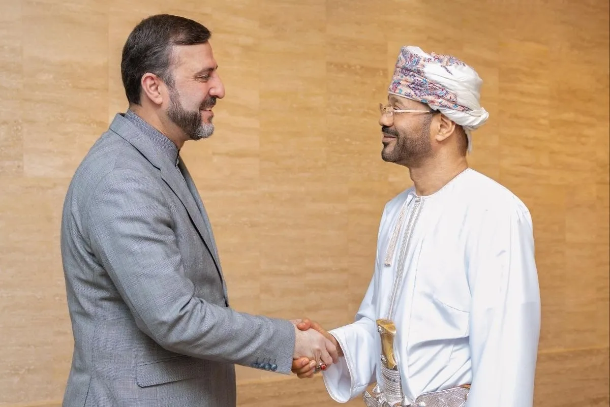 غریب آبادی با وزیر امور خارجه عمان در مسقط دیدار کرد (۳ خرداد ۱۴۰۵)