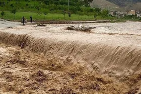 سیل کرمان راه جیرفت را مسدود و برق ۱۳ روستا را قطع کرد + فیلم