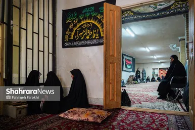 تعدادی از کودکان بیرون از حسینیه در حال بازی هستند
