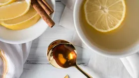 ۹ خاصیت شگفت&zwnj;انگیز آب و عسل