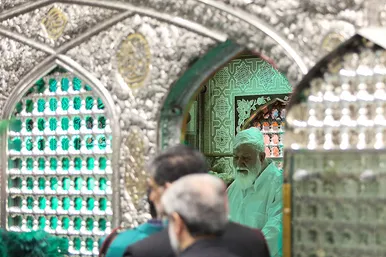 غبارروبی مضجع منور امام رضا(ع)