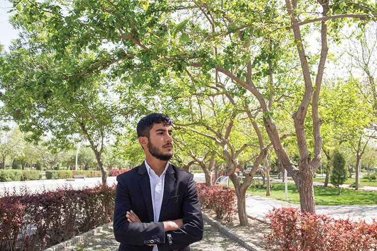 «سید رسول» جوان محله مهرآباد، از حال و هوای خادمیِ فرش حرم مطهر روایت می‌کند