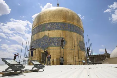 عکس‌هایی از عملیات تنظیف گنبد منور حرم مطهر امام‌رضا(ع)