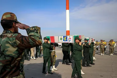 استقبال از پیکر مطهر ۱۲ شهید گمنام دفاع مقدس در فرودگاه هاشمی نژاد مشهد