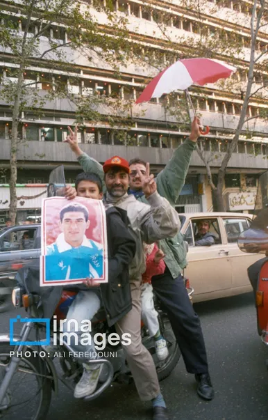 ۸ آذر ۱۳۷۶ روزی که ایران خندید