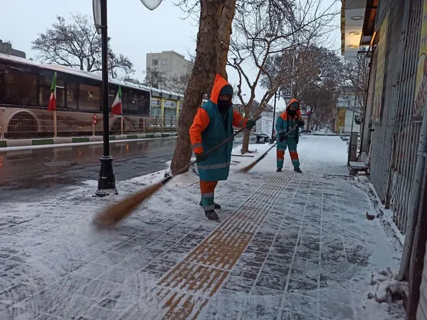 دست‌مریزاد و خداقوت به پاکبانان شهر مشهد | تلاش‌های بی‌وقفه در دمای زیر صفر درجه همچنان ادامه دارد + تصاویر