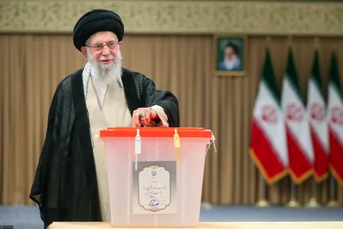 مرحله دوم رأی‌گیری انتخابات چهاردهمین دوره ریاست‌جمهوری با حضور رهبر معظم انقلاب اسلامی
