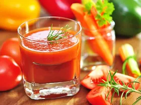 ۵ دلیل که چرا آب گوجه&zwnj;فرنگی برای سلامتی شما مفید است