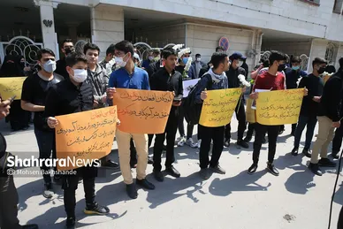 تجمع دانش‌آموزان مشهدی مقابل کنسولگری افغانستان در مشهد