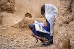 من بدون خواهرم به مکتب نمی‌روم | اعتراض مجازی به بسته بودن درب مدرسه به روی دختران افغان + عکس