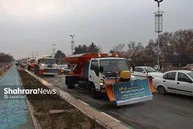 نمک&zwnj;پاشی و یخ زدایی معابر شهر مشهد با ۱۰۰ دستگاه خودرو تخصصی پسماند