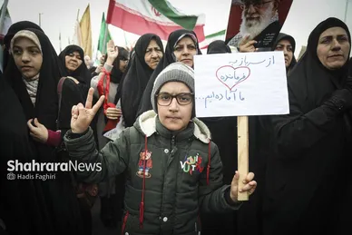 گزارش تصویری |نسل امروز، قلم به دست؛ راهپیمایی ۲۲ بهمن به روایت دست‌های کوچک و آرزوهای بزرگ