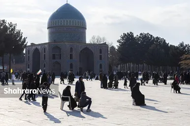 آیین چراغ برات در آرامگاه خواجه ربیع