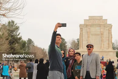 حضور گردشگران در آرامگاه فردوسی در نوروز ۱۴۰۱