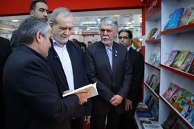 پزشکیان در بازدید از نمایشگاه کتاب: مردم باید حق انتخاب آزاد کتاب را داشته باشند