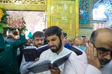 گل آرایی ویژه ولادت حضرت امام رضا (علیه السلام) در روضه منوره رضوی