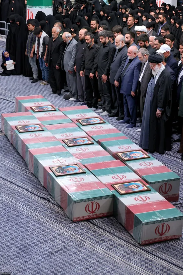 اقامه نماز رهبر معظم انقلاب بر پیکر شهدای حمله تروریستی به سفارت ایران در دمشق + فیلم و تصاویر