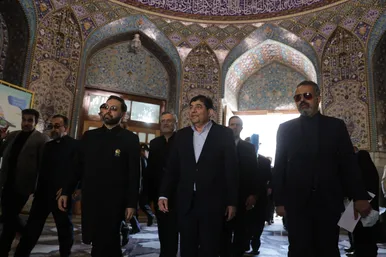 عکس‌هایی از شهید مالک رحمتی در حرم امام‌رضا(ع)