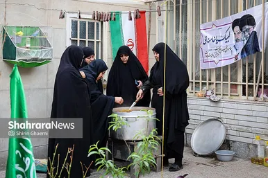 گزارش تصویری | بانوان مشهدی برای مردم حاضر در خیابان ها غذای نذری می پزند