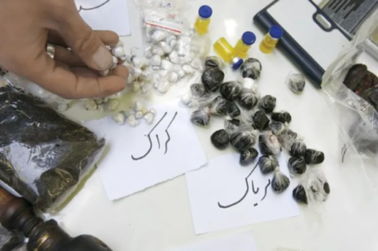 خرید و فروش عجیب مواد مخدر در فضای مجازی + فیلم